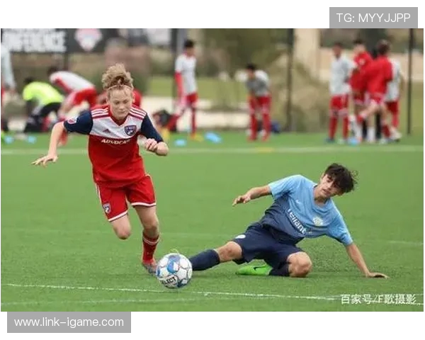 《足球运动员的成长之路从青训到世界舞台的拼搏与坚持》